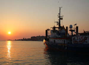 Mediterranea: presentata denuncia per diffamazione contro i giornalio di destra che la accusano per i finanziamenti ottenuti da alcune diocesi