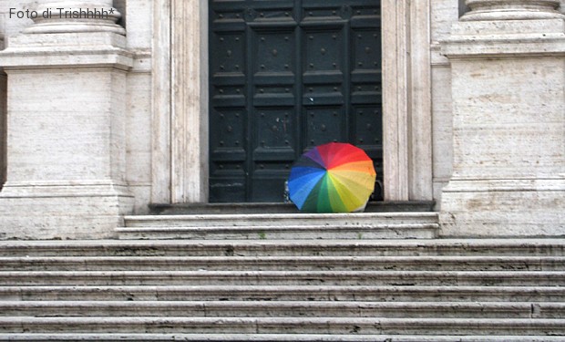 Benedizioni alle coppie gay: associazione tradizionalista ricorre in Vaticano contro mons. Bonny