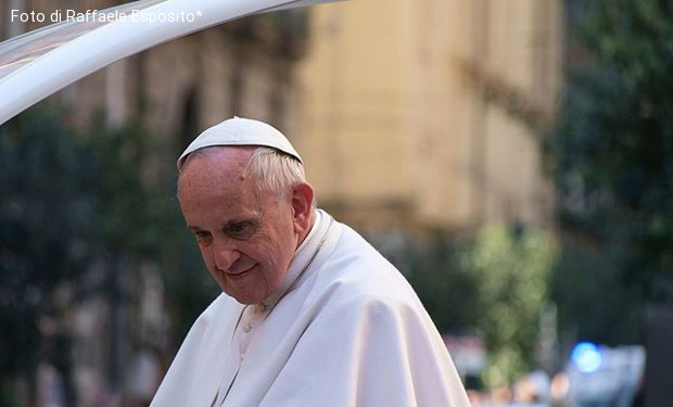 Vaticanisti e papa: su Francesco opposte
