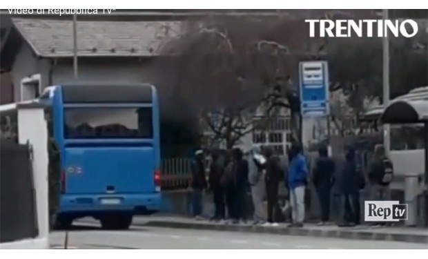 L'autista del bus lascia i migranti a piedi. La parlamentare leghista lo difende