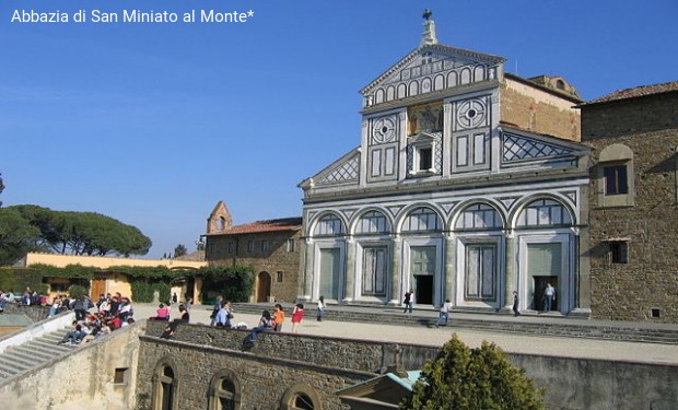 Le porte di San Miniato dorate con le coperte dei migranti