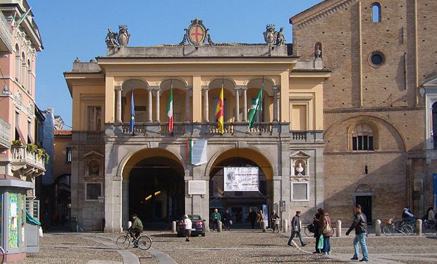 Bambini discriminati a Lodi: anche la Chiesa contro la sindaca leghista