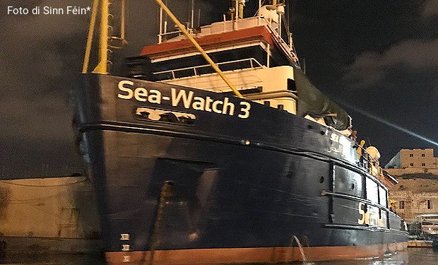 A Torino, diocesi disponibile ad accogliere i migranti della Sea Watch. E Salvini attacca il vescovo