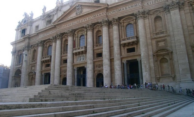 Coronavirus: il vicario del papa chiude le chiese di Roma, il papa le riapre