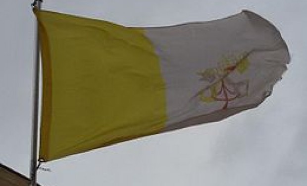 Vaticano: bandiere a mezz'asta in segno di lutto per i morti del Coronavirus