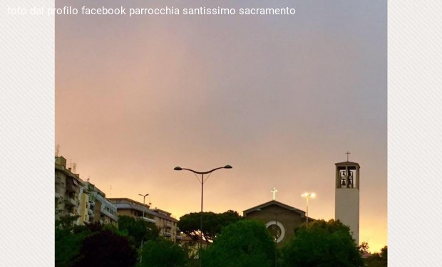 Messa dal campanile: i vigili intervengono per disperdere i fedeli radunati in piazza