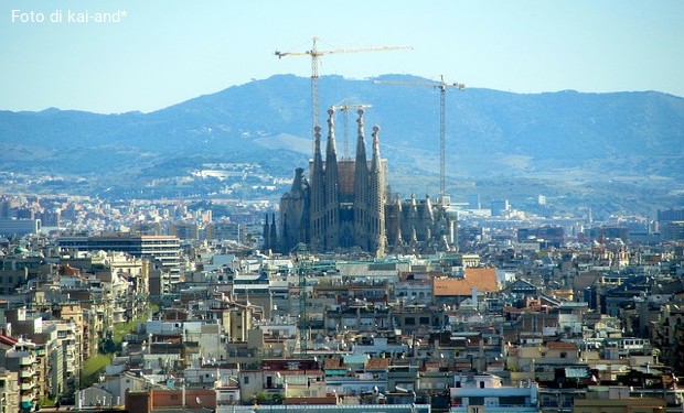 Il cardinale di Barcellona scrive ai politici: il virus della divisione non guasti l'armonia fra noi