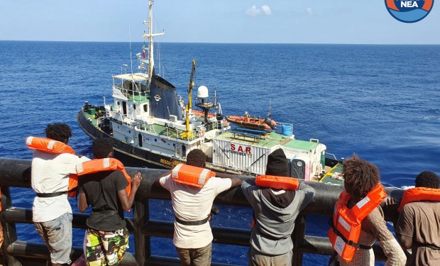 A bordo della “Mare Jonio” i 27 profughi abbandonati per 38 giorni sul mercantile “Etienne”