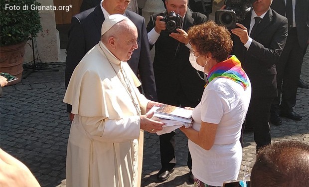 L’abbraccio di papa Francesco ai genitori cattolici e ai loro figli LGBT