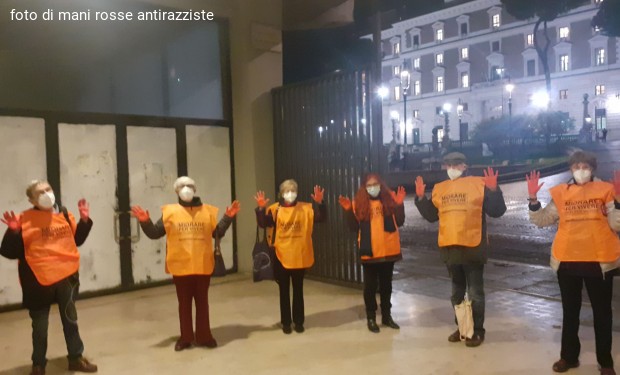 Mani rosse antirazziste al Parlamento: cancellare le norme che puniscono chi salva vite in mare