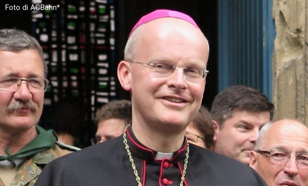 Vescovo di Essen contro il no alla benedizione delle coppie gay: «Tentazione fondamentalista»