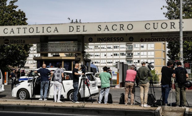 «Regolare e soddisfacente» il decorso post operatorio di papa Francesco