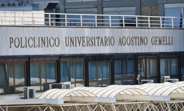 «Episodio febbrile» per papa Francesco ancora in ospedale