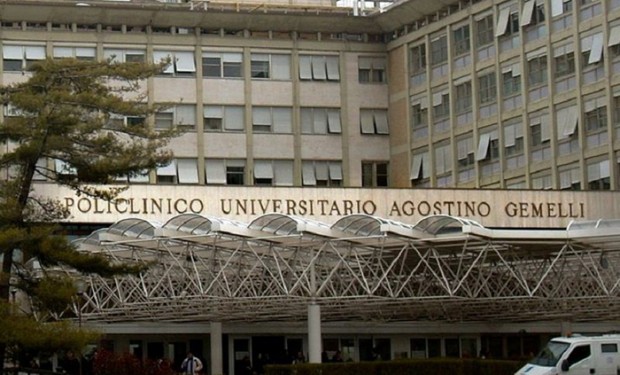 Si prolunga la degenza in ospedale di papa Francesco