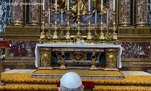 Papa Francesco lascia l'ospedale e rientra in Vaticano