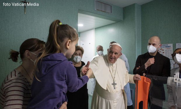 Il papa al Bambin Gesù in visita ai bambini ucraini fuggiti dalla guerra