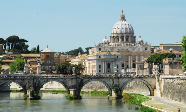 Chiesa viva e Chiesa estraniante: Enrico Peyretti sul settimanale diocesano di Torino