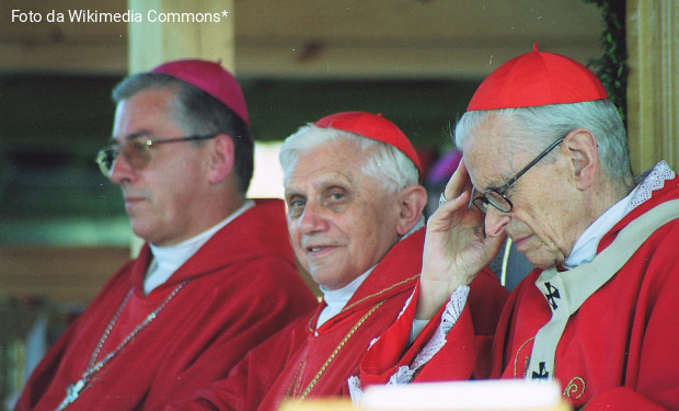 Continuavano a chiamarlo Santità. Reazioni alla morte di Ratzinger