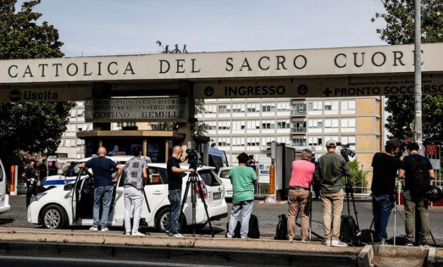 Papa Francesco: domani le dimissioni dall'ospedale