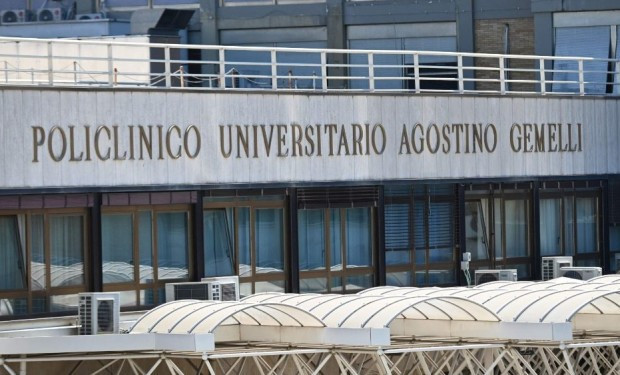 Papa Francesco al lavoro in ospedale