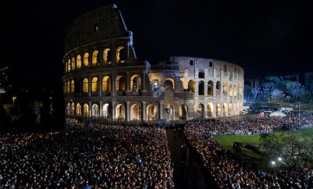 Via Crucis: il papa non va al Colosseo ma segue a distanza da casa Santa Marta