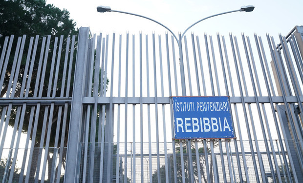 Papa Francesco celebra la messa del giovedì santo nel carcere di Rebibbia e lava i piedi a dodici detenute