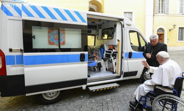 La Santa sede dona una terza ambulanza a un ospedale in Ucraina