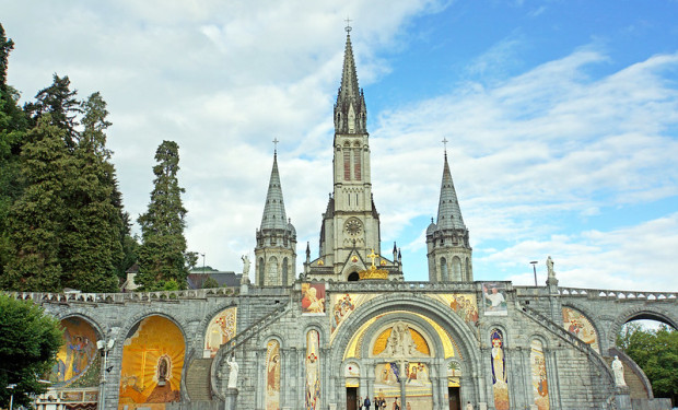 Il vescovo di Lourdes e i mosaici di Rupnik: rimuoverà, non rimuoverà? Rimuoverà... un giorno.