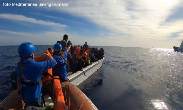 Nuovo naufragio con 45 morti tra Tunisia e Italia tenuto nascosto dalle autorità. Casarini (Mediterranea): «Anche questo fa parte del Piano Mattei del governo Meloni?»