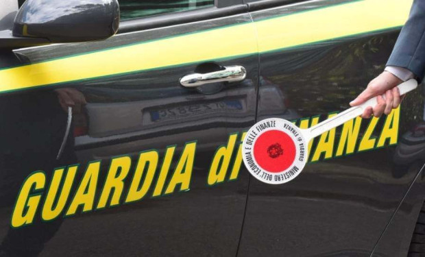 Papa Francesco arruolato dalla Guardia di Finanza: conferito a Bergoglio il grado di 