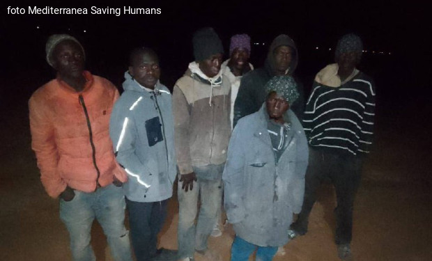 Sequestrati e abbandonati nel deserto dalle autorità tunisine. L’appello di Mediterranea per soccorrere 7 persone