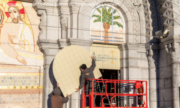 Lourdes: coperti i mosaici di Rupnik sulle porte della basilica