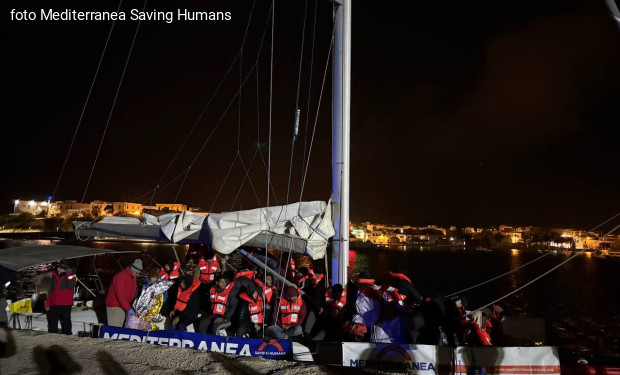 Sbarcate in salvo nella notte a Lampedusa le 28 persone soccorse dalla barca 