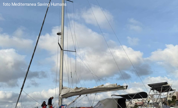 La barca a vela Safira di Mediterranea è ripartita dal porto di Lampedusa.