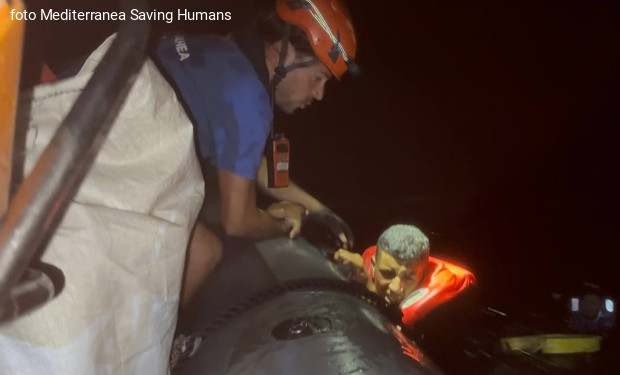 Prima missione di “Mediterranea”: soccorsi dieci persone gettati in mare dai miliziani libici
