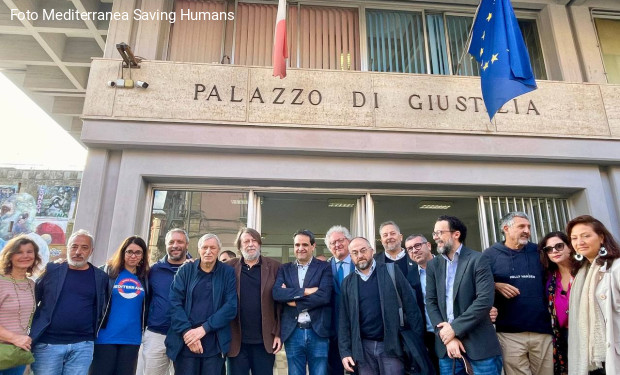 Caso “Maersk Etienne”: don Ciotti, Cgil e associazioni e realtà del territorio accompagnano gli attivisti di Mediterranea in Tribunale