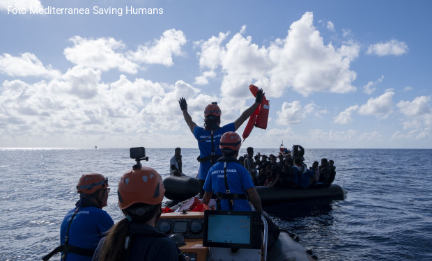 La nave Mediterranea soccorre i mare 65 persone in fuga dalla Libia