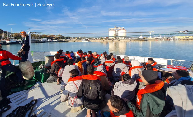 Sbarcate ieri mattina a Crotone le 57 persone salvate in mare dalla nave “Sea Eye 5”