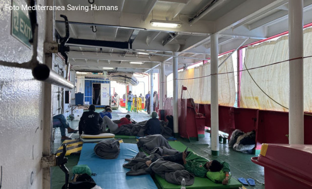 «Tutte le persone soccorse hanno bisogno di cure a terra subito». Mediterranea chiede lo sbarco di tutti i 92 naufraghi a Porto Empedocle.