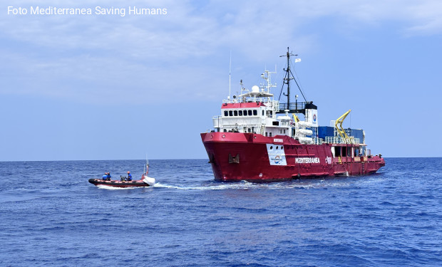 Stato di necessità: la nave Mediterranea entra a Porto Empedocle 