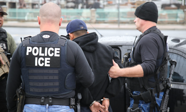 Negli USA rabbini a lezioni di opposizione all'autoritarismo. La manifestazione davanti all'ICE