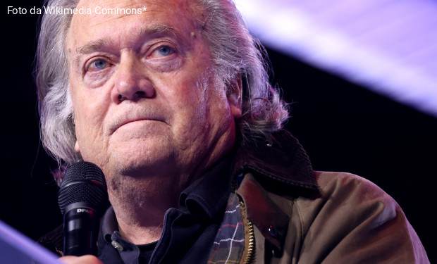 Bannon ci riprova: alla certosa di Trisulti torna l’incubo Maga