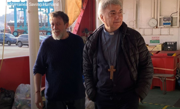 Il cardinale Battaglia a bordo della nave di Mediterranea Saving Humans