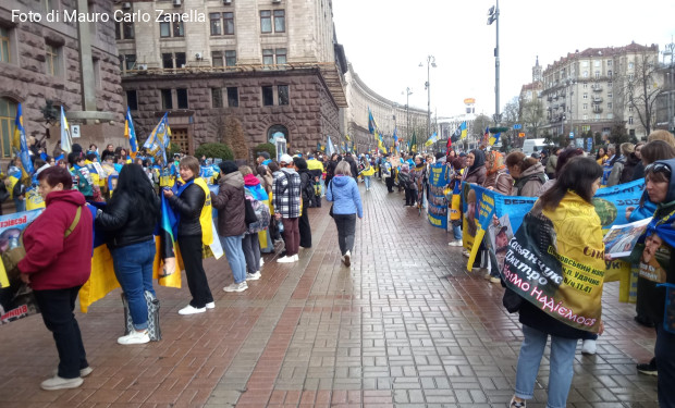 Kiev considera morti i soldati dispersi. I parenti manifestano e chiedono verità 