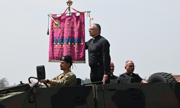 La talare e le stellette. Cappellani militari sfilano alla parata militare del 2 giugno. E il Vangelo?