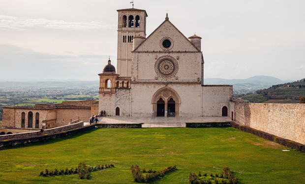 Martedì ad Assisi l'incontro per la pace dei leder religiosi. Papa Leone: «Le guerre seminano morte e distriuzione»