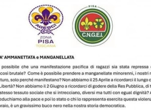 Gli scout di Pisa contro Piantedosi, il governo e la polizia: in piazza una «umanità ammanettata e manganellata» 