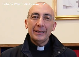 Chi ascende, chi scende: il card. Reina sostituisce mons. Paglia al “Giovanni Paolo II