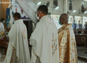 «C'è il rischio che restino in Italia, meglio non farli entrare». E la Farnesina nega il visto ai genitori del prete cingalese di Lucca