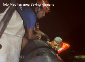 Prima missione di “Mediterranea”: soccorsi dieci persone gettati in mare dai miliziani libici